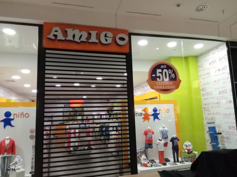Проект и лепене на стикер за сезонно намаление до -50% от днес, в магазин AMIGO, мол Сердика.