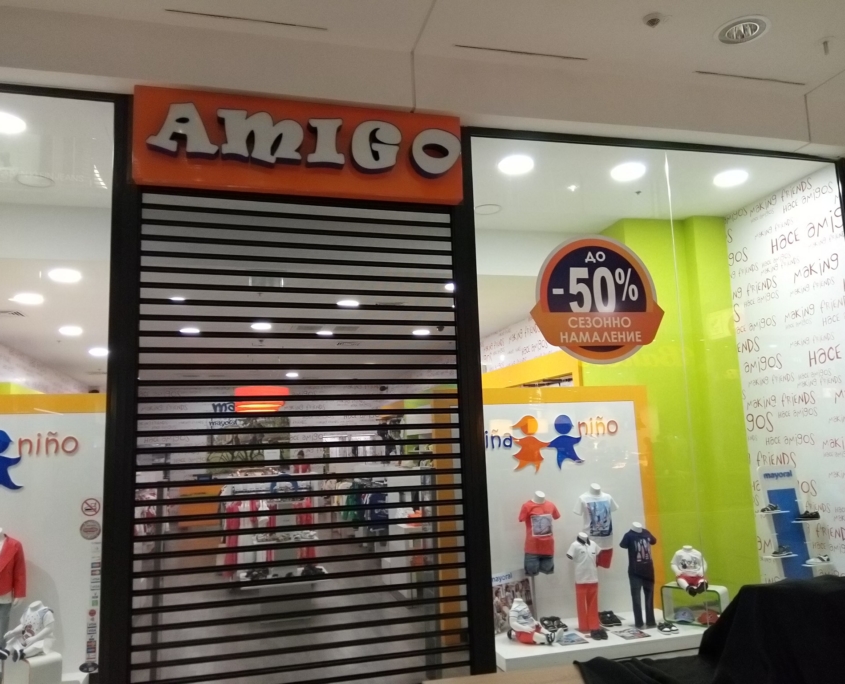 Проект и лепене на стикер за сезонно намаление до -50% от днес, в магазин AMIGO, мол Сердика.