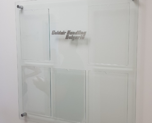 Изработка на табло с информационни табели за сертификати на фирма Goldair Handling Bulgaria